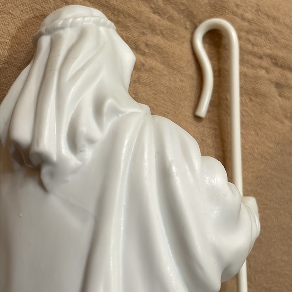 Avon Nativity Collectibles The Shepherd Porcelain Figurine. Excellent Condition. - Picture 7 of 12